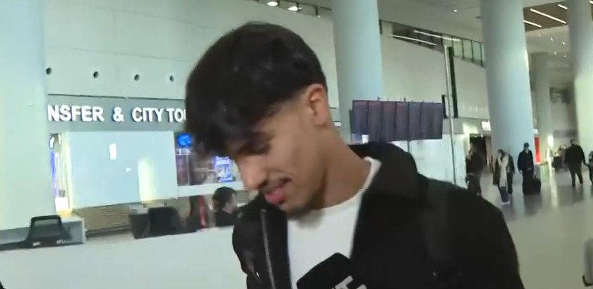 Can Armando Güner, kendisini karşılayan heyetle birlikte İstanbul Havalimanı'nda yürürken, 9 Ocak 2026