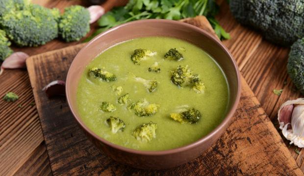 Soğuk g&uuml;nlere birebir: Kremalı brokoli &ccedil;orbası tarifi