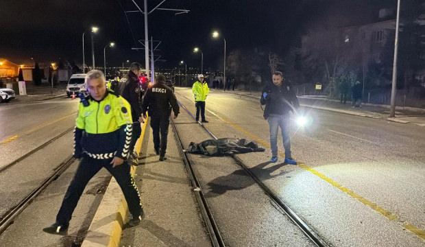 Tramvaydan inen yolculara otomobil &ccedil;arptı: 3 vatandaş &ouml;ld&uuml;! Kahreden detay