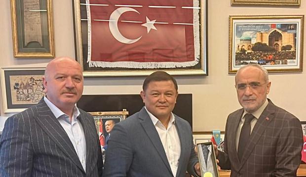 T&uuml;rk d&uuml;nyasında kardeşlik k&ouml;pr&uuml;s&uuml;: Cumabekov'dan Yal&ccedil;ın Top&ccedil;u'ya anlamlı ziyaret