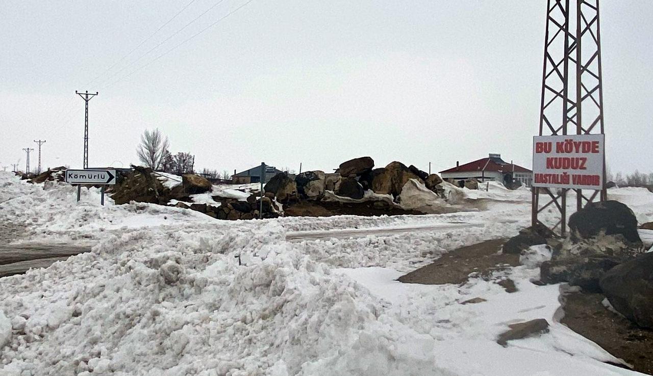 Kömürlü köyünde kuduz vakası sonrası karantina uygulaması başladı. Hastalığın yayılmasını önlemek için çevre köylerde de önlemler artırıldı, vatandaşlara dikkatli olmaları uyarısı yapıldı.