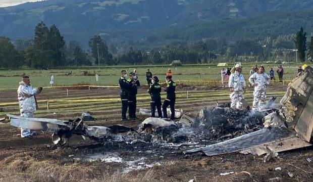 &Uuml;lkeyi sarsan kaza! &Uuml;nl&uuml; şarkıcının i&ccedil;inde bulunduğu u&ccedil;ak d&uuml;şt&uuml;: 6 &ouml;l&uuml;