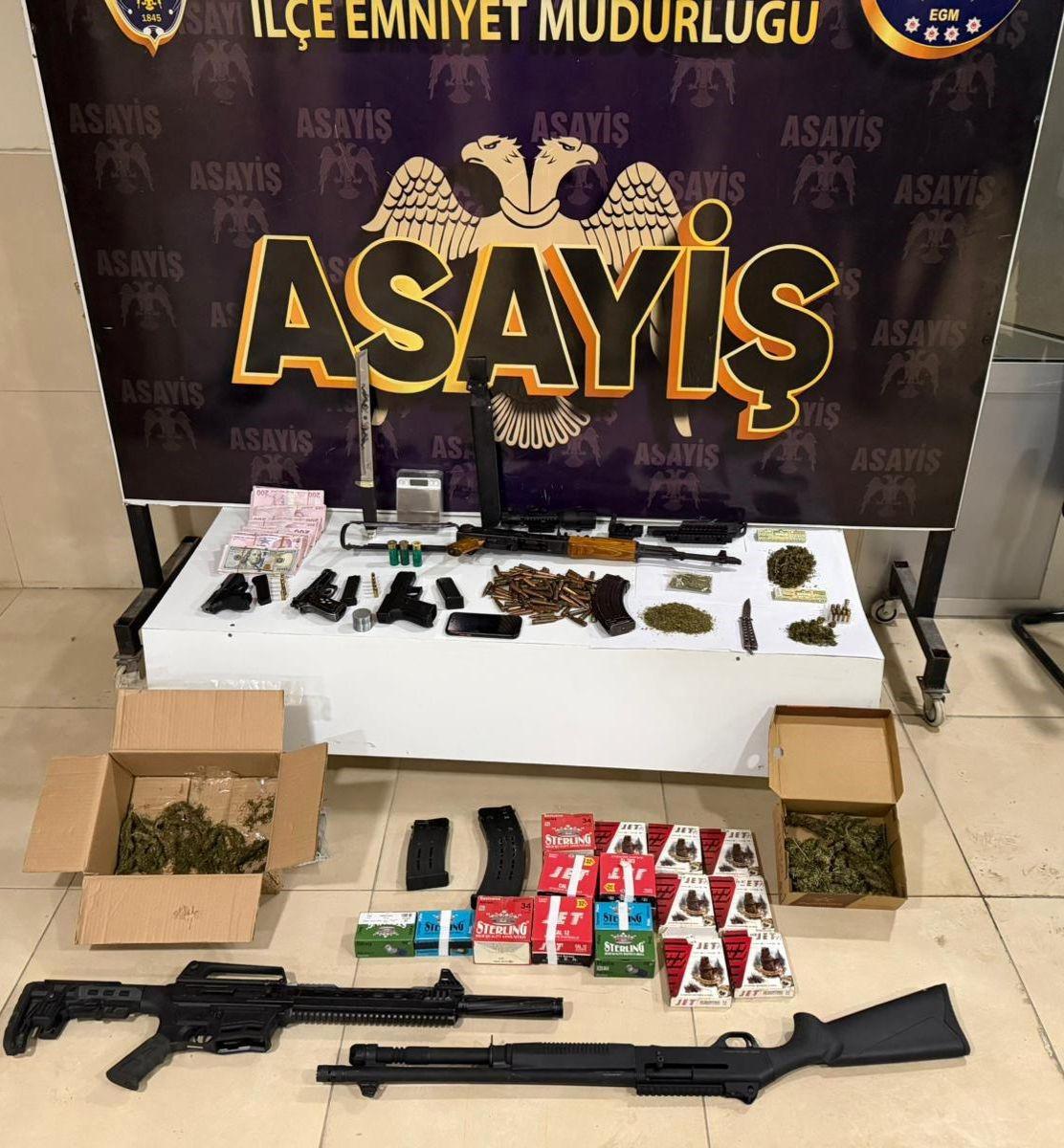 Şahısların ikametlerinde yapılan aramalarda ele geçirilenler.