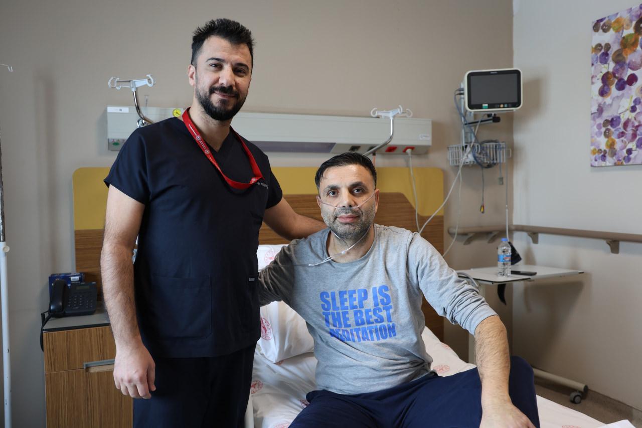 Hasta Sertaç Varol ve doktoru yan yana.