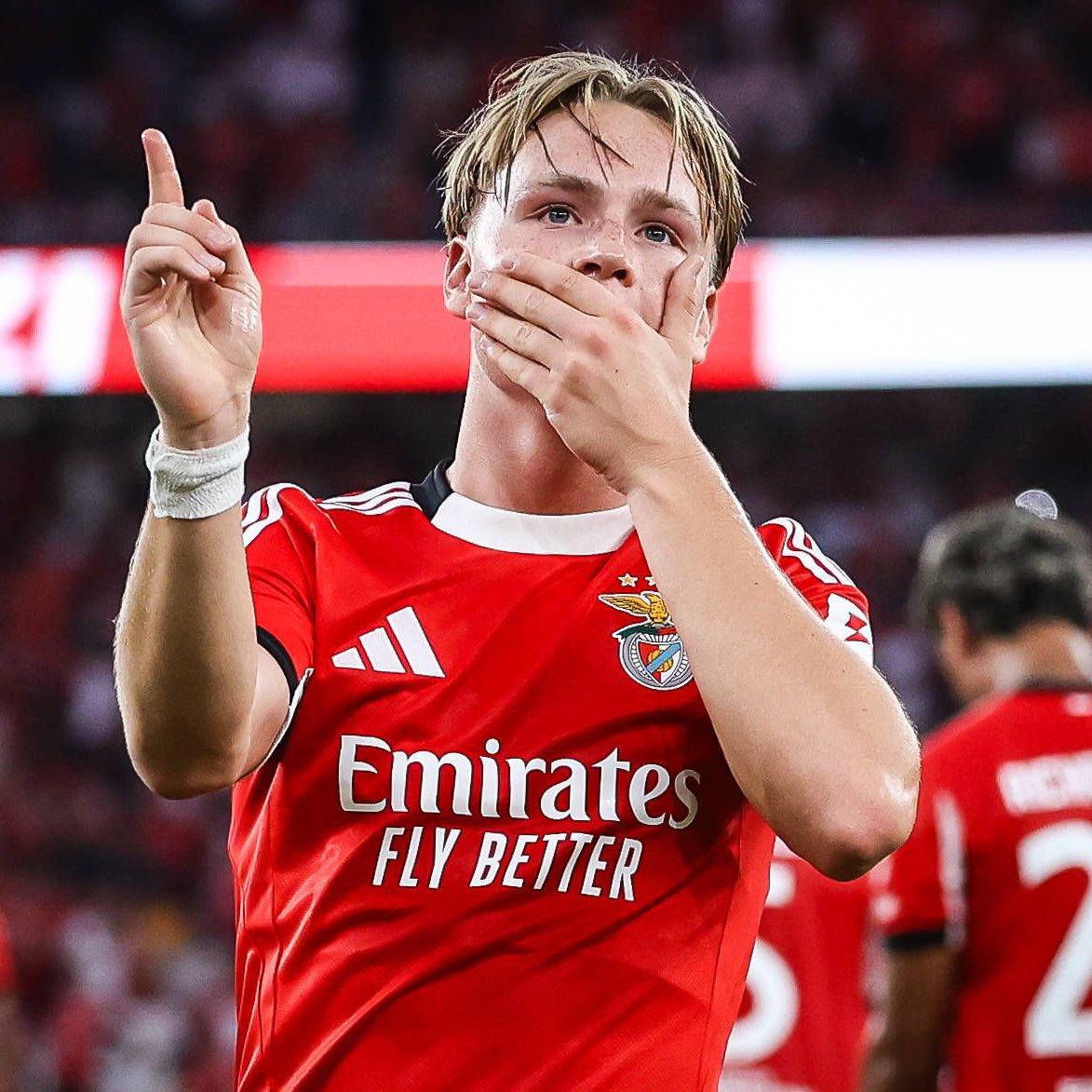  21 yaşındaki Norveçli kanat oyuncusu Andreas Schjelderup 