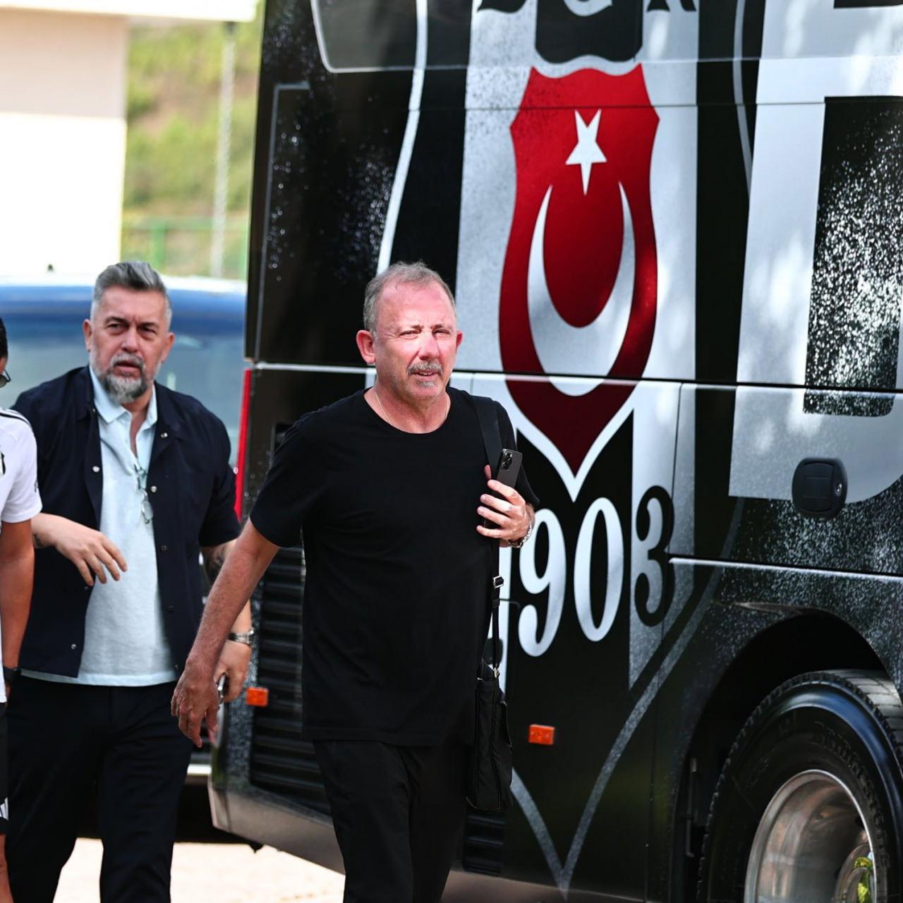 Beşiktaş'ın futbol yapılanmasında görev alan Serkan Reçber, takımın teknik direktörü Sergen Yalçın ile birlikte.