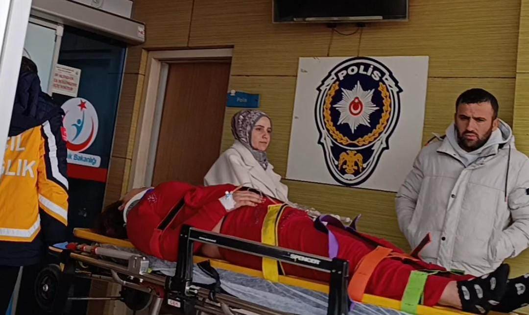 Yaralı kadın hastaneye kaldırıldı. 