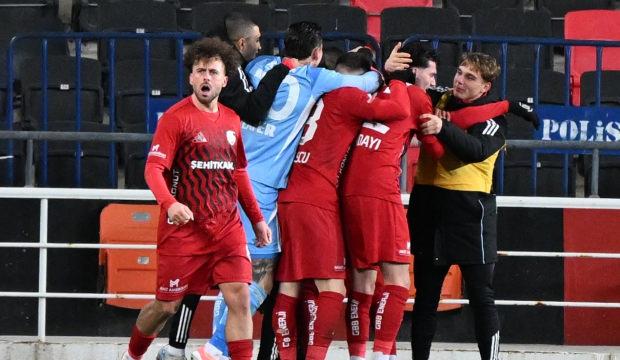 10 kişilik Gaziantep FK &uuml;&ccedil; puanı 87'de kurtardı