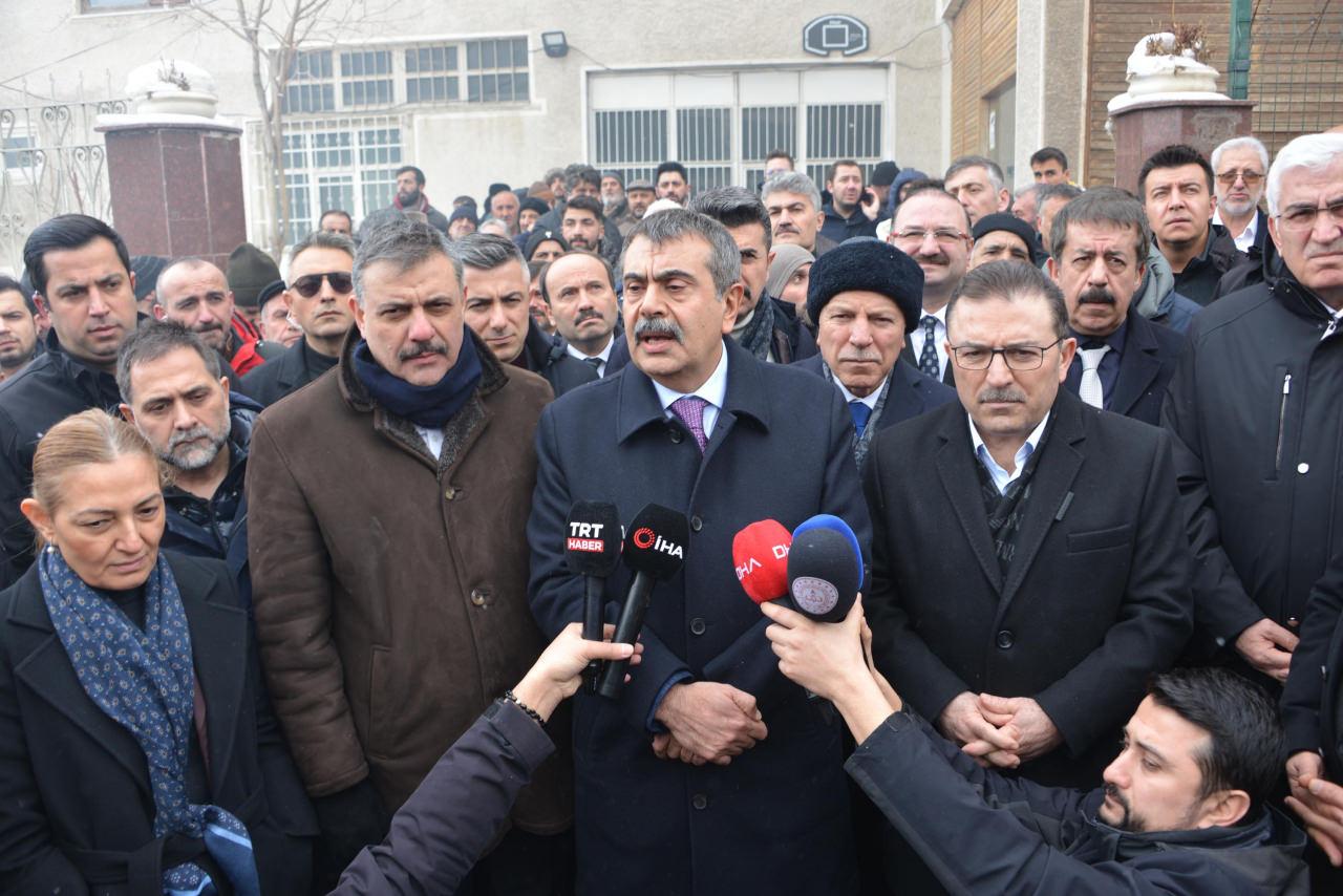 Milli Eğitim Bakanı Yusuf Tekin, yangının olduğu bölgeye gitti.