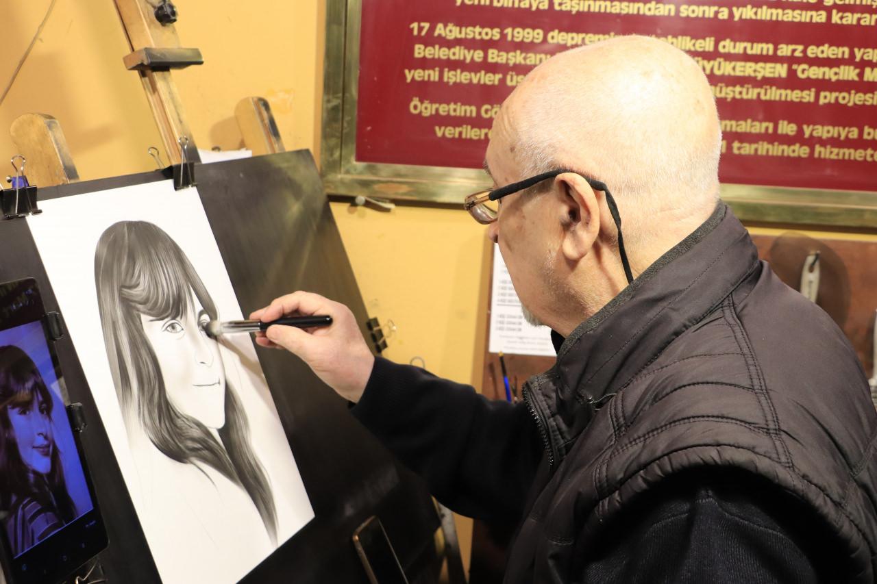 Ressam Münir Yeşil, 25 yıldır aynı köşede portreler çiziyor.