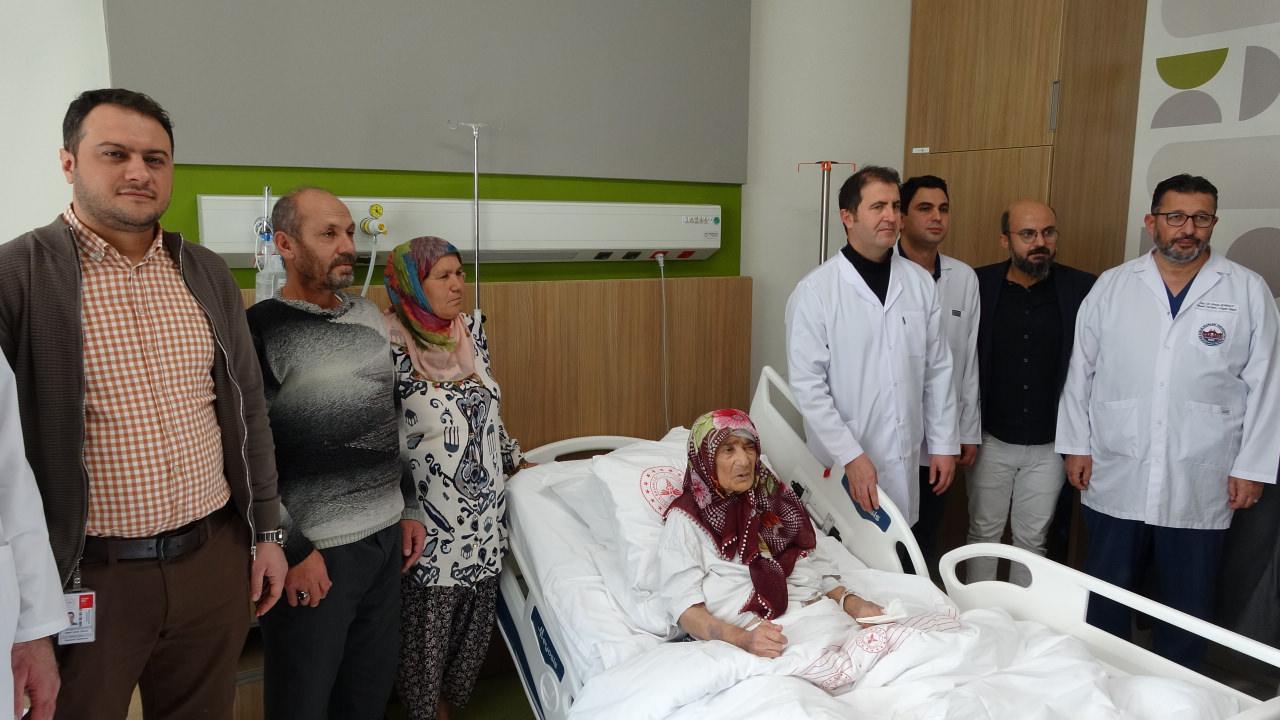 Karnından 4,5 kilogramlık tümör çıkarılan kadın, sağlığına kavuştu.