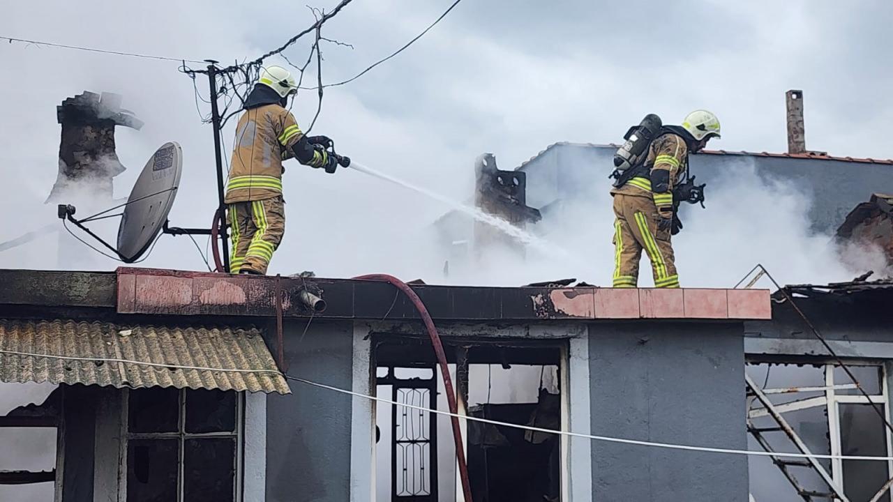 Dumanların yükseldiği evde bulunan bir küçük tüp de patladı.