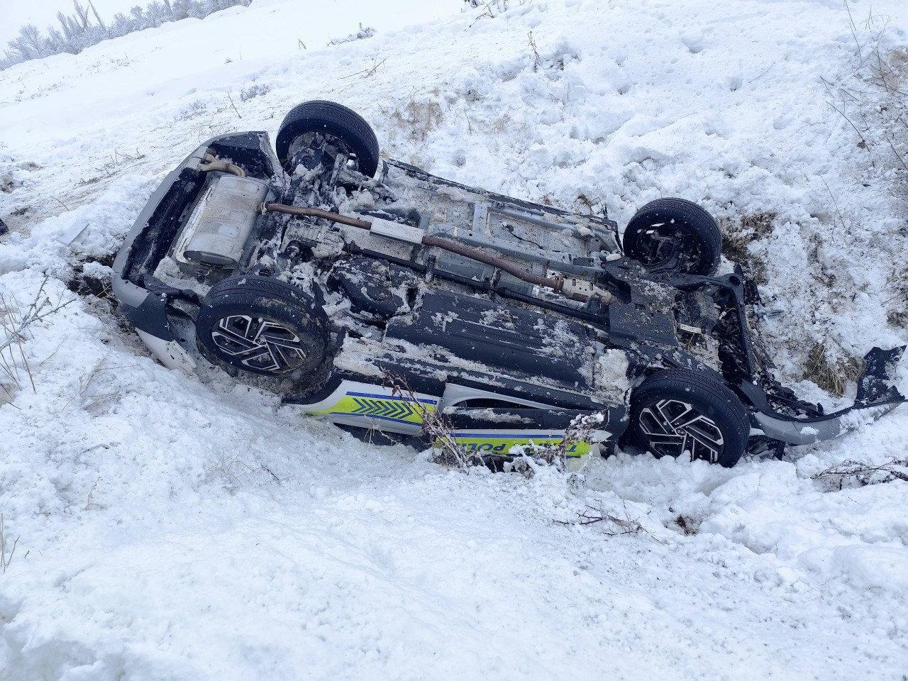 Erzincan'da kaza yapan polis aracı şarampole yuvarlandı.