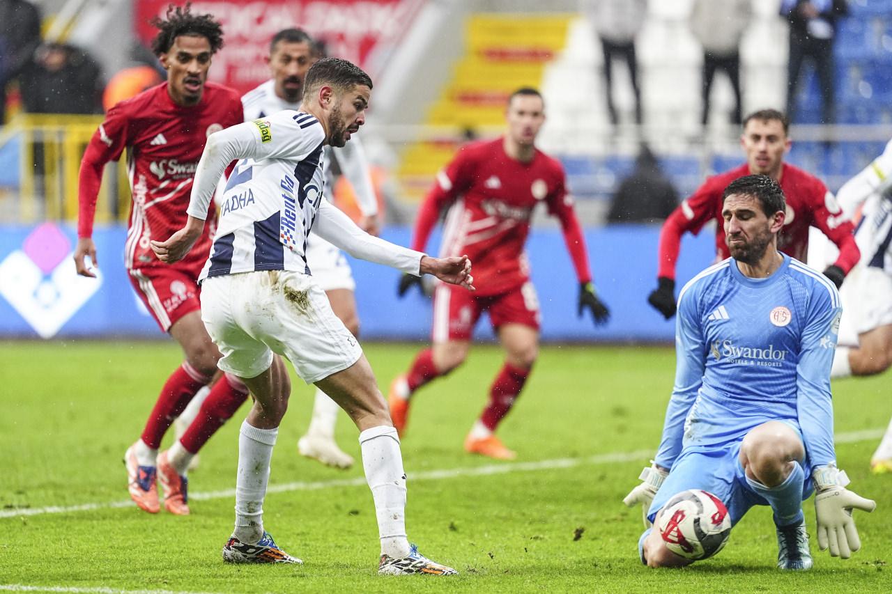 Trendyol Süper Lig'in 18. haftasında Kasımpaşa ile Antalyaspor takımları Recep Tayyip Erdoğan Stadı'nda karşılaştı. Bir pozisyonda Kasımpaşa oyuncusu Claudio Winck (solda) ile Antalyaspor oyuncusu Julian (sağda) mücadele etti.