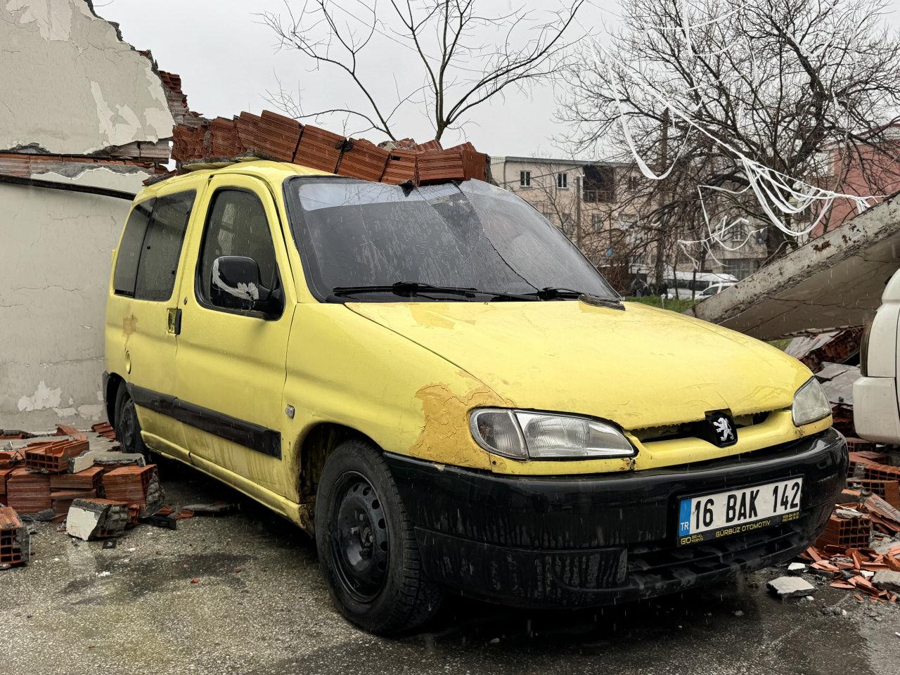 Bursa'da kuvvetli rüzgar nedeniyle duvar araçların üstüne devrildi.