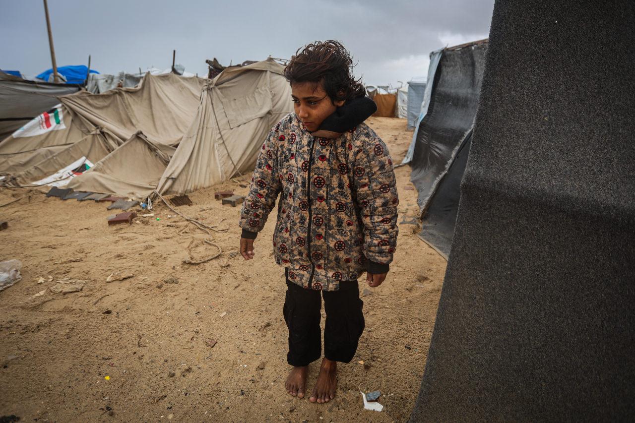 Gazzeli çocuklar soğukla mücadele ediyor