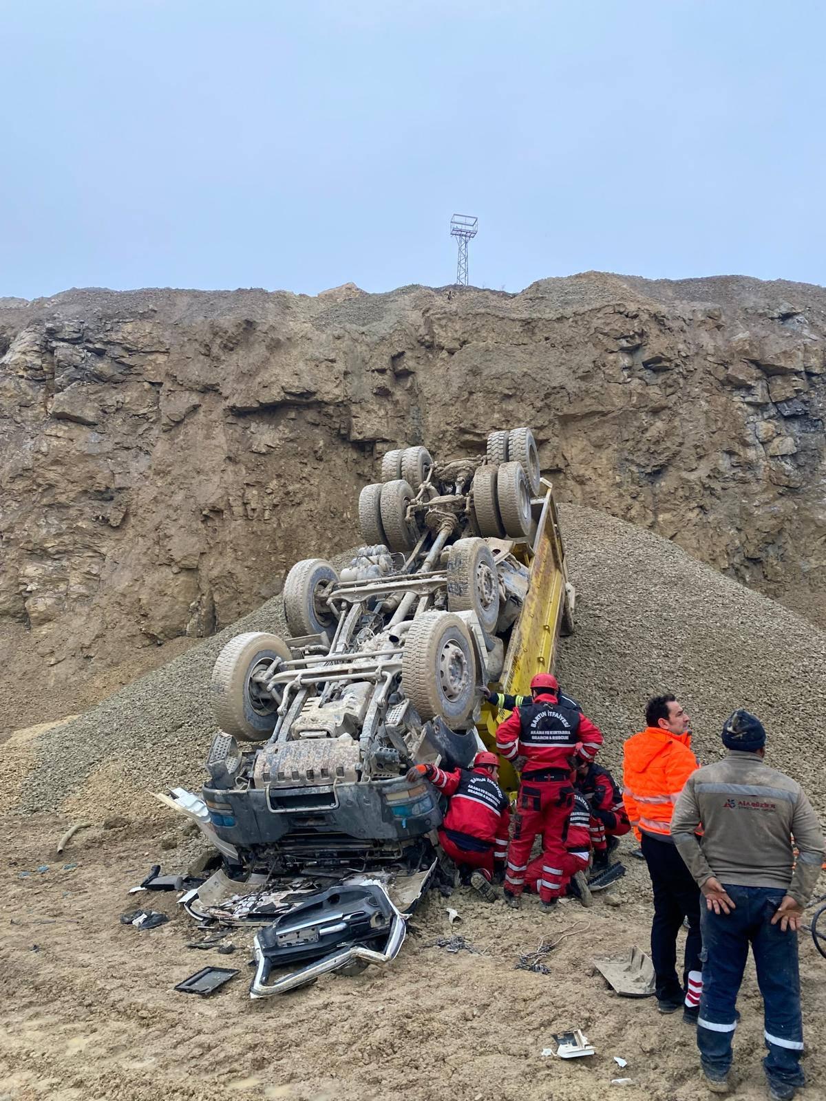 Taş ocağı sahasında devrilen kamyonun şoförü öldü.