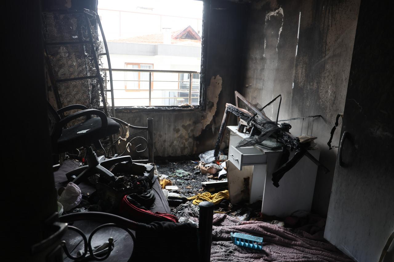 Henüz sebebi bilinmeyen yangın sonucunda evin bazı odaları kullanılamaz hale geldi.