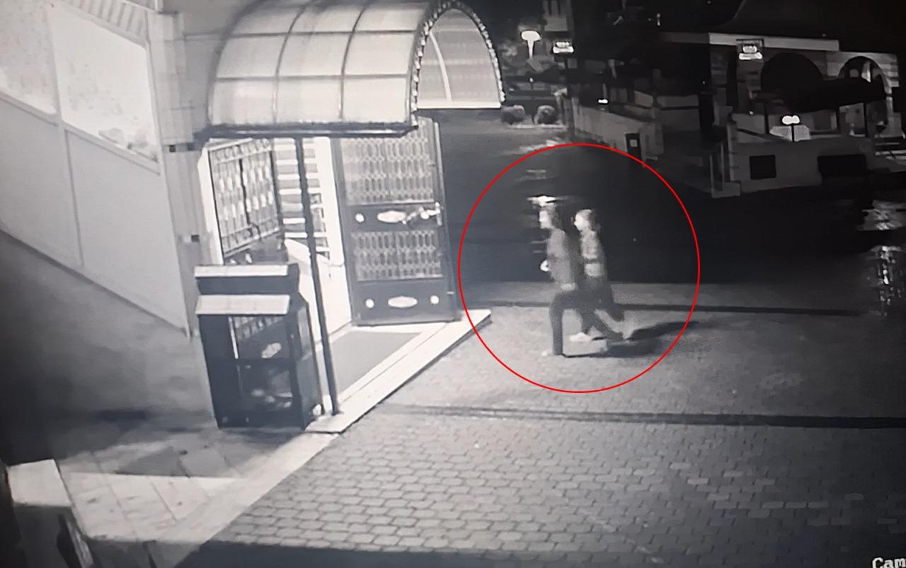 Yaralı kadın Sevinç Y. ile 10 yaşındaki kızı camiye sığındı.