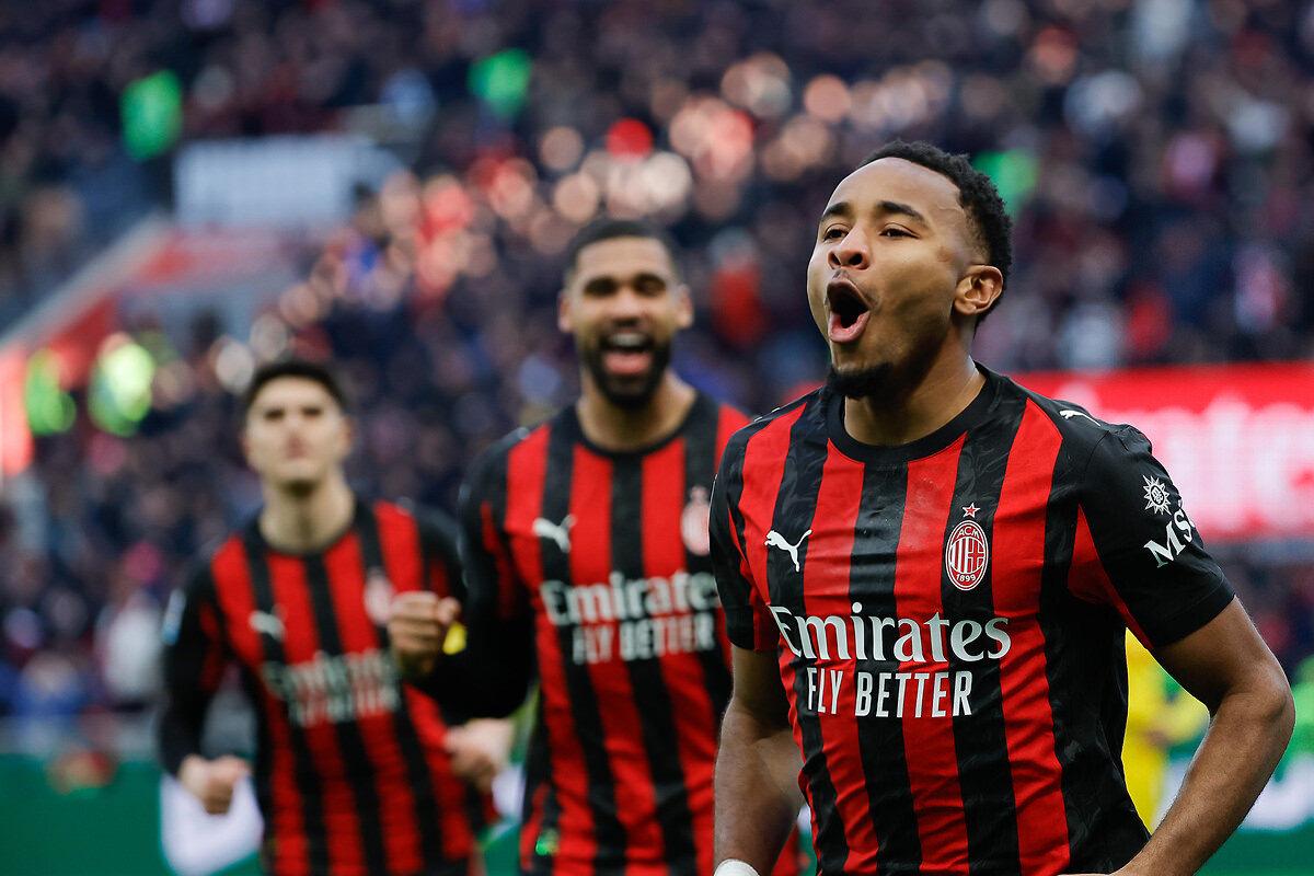 Christopher Nkunku, AC Milan formasıyla attığı golü kutlarken.