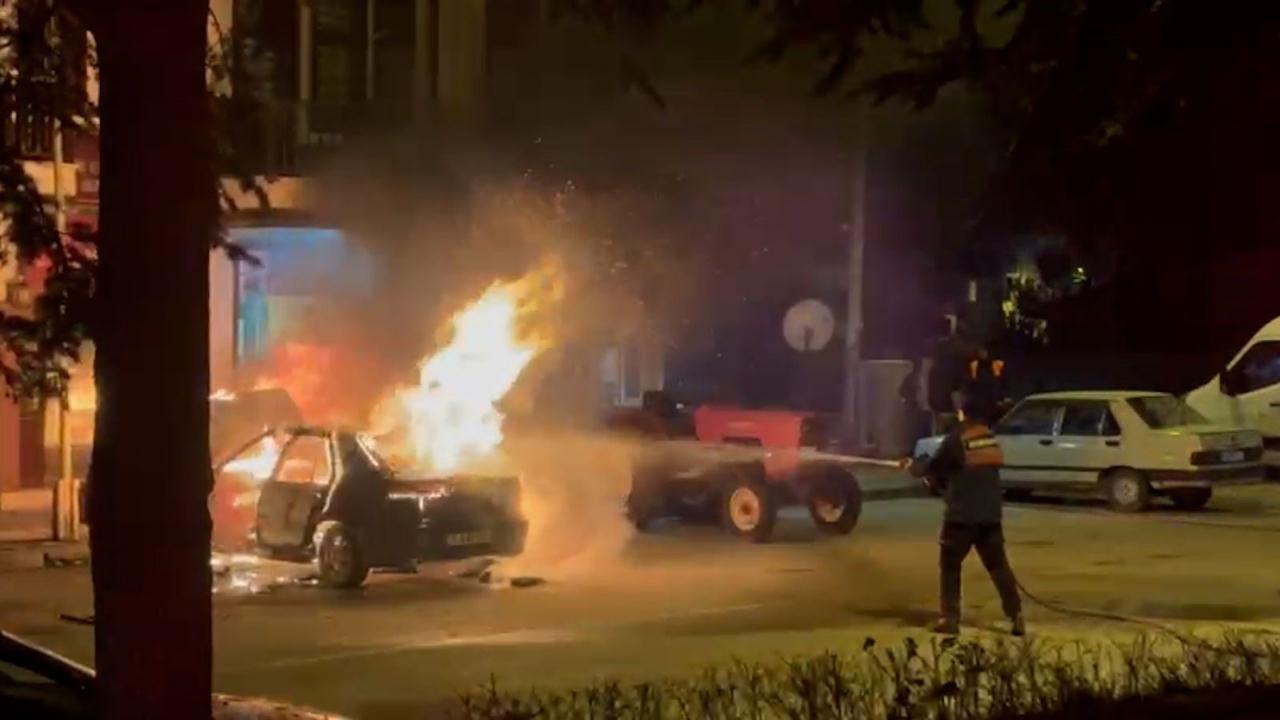 Bolu’da park halindeki otomobil alev alev yandı.