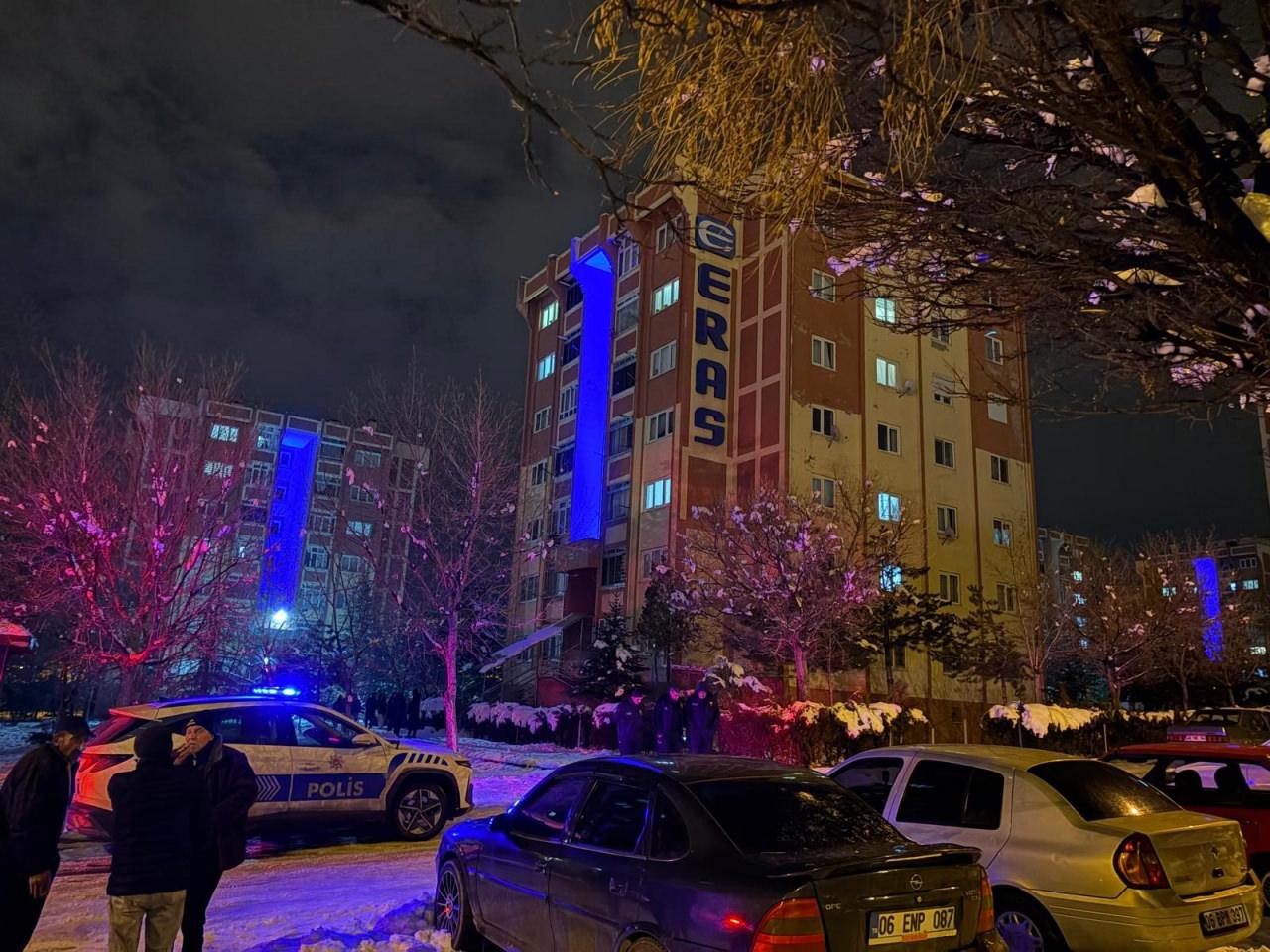 Kayseri'de acı olayın gerçekleştiği apartmanın çevresinde polis ekipleri incelemelerde bulundu.