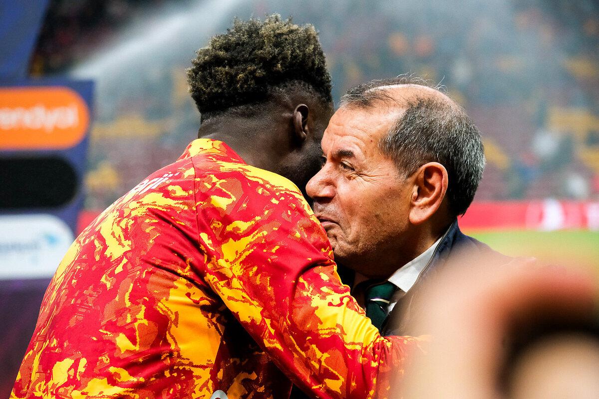 Galatasaray Başkanı Dursun Özbek, Trendyol Süper Lig'de oynanan Gaziantep FK maçı öncesi Davinson Sanchez'e 100 maça özel plaket verdi.