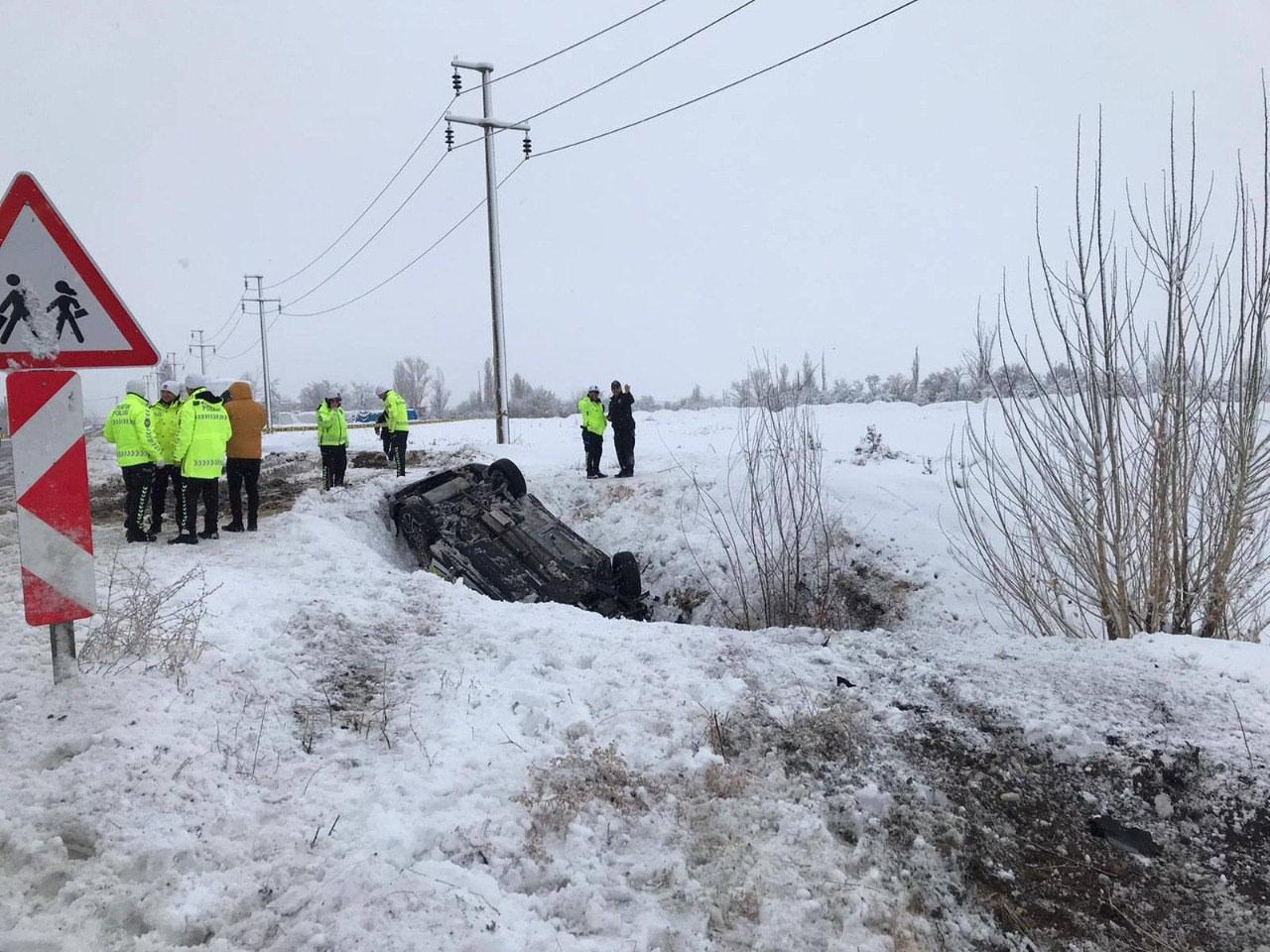 Şarampole yuvarlanan araçta bulunan 2 polis yaralandı.