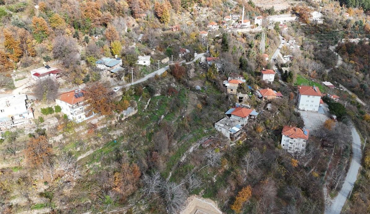 Mevlüt Güven (82), son 2 yılda bin 870 ağaç dikti. 