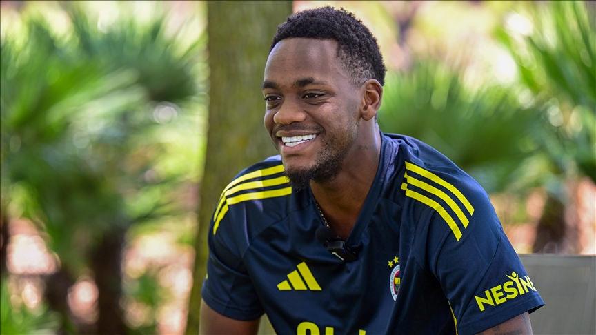 Bir röportaj sırasında Jhon Duran soruları yanıtlarken.