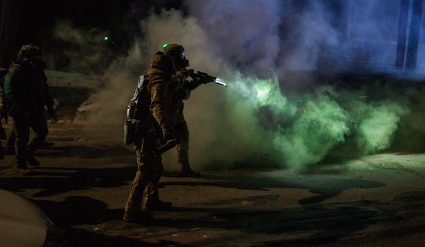 ABD'de g&ouml;&ccedil;men gerilimi! Minneapolis'te sular durulmuyor: Sokaklar karıştı