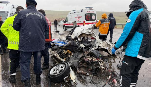 Adıyaman'da korkun&ccedil; kaza! Otob&uuml;s otomobili kağıt gibi ezdi: 3 &ouml;l&uuml;, 1 yaralı