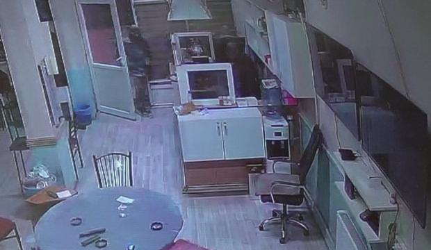 Eşi &ouml;ld&uuml;ğ&uuml; i&ccedil;in t&uuml;m birikimini yanında taşıyordu: D&uuml;kkanının &ouml;n&uuml;nde gasp edildi!