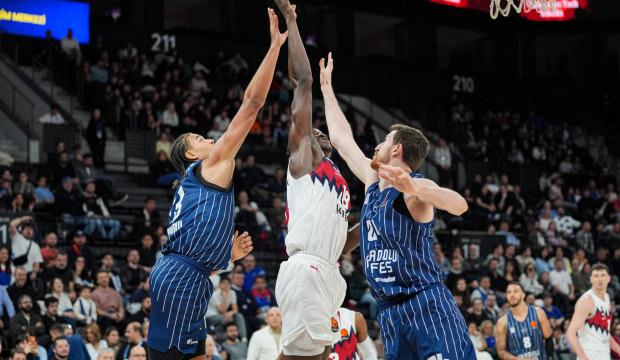 Anadolu Efes evinde mağlup