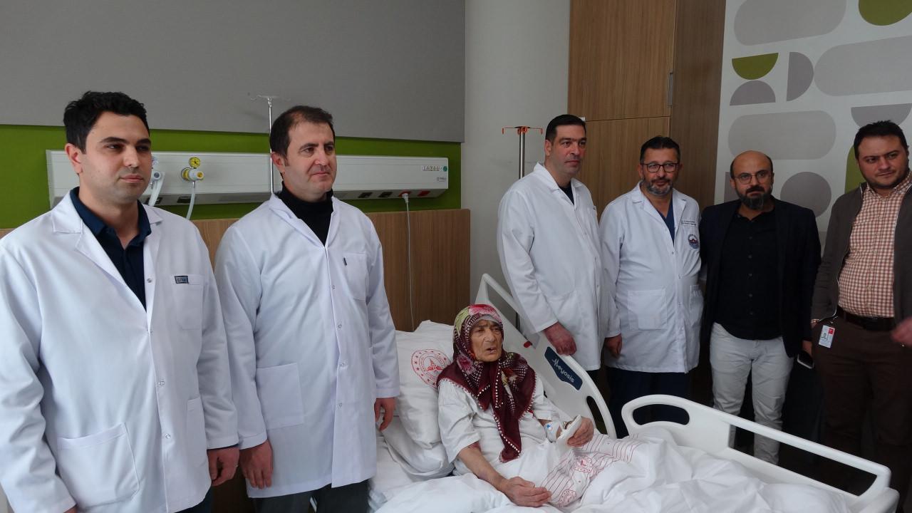 Sağlığına kavuşan yaşlı kadının yakında taburcu olması bekleniyor.
