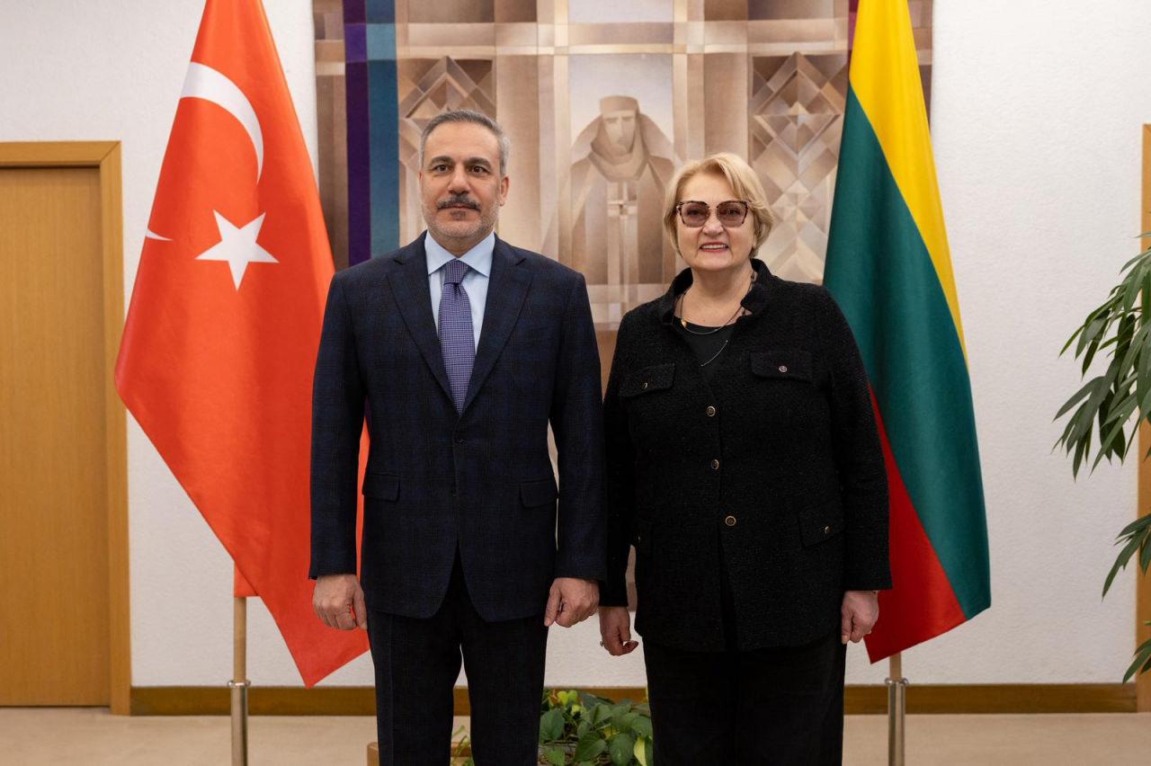 Dışişleri Bakanı Hakan Fidan (solda), Litvanya’nın başkenti Vilnius’ta, Litvanya Meclis Başkan Yardımcısı ve Avrupa İşleri Komitesi Başkanı Rasa Budbergyte (sağda) ile parlamenterler heyetiyle görüştü.