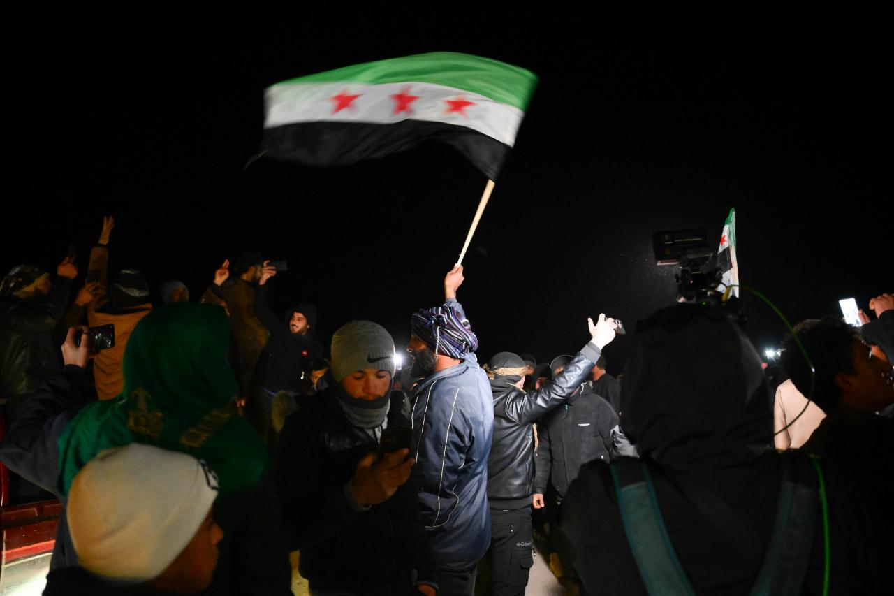 SDG/YPG'nin Deyr Hafer'den çekileceğinin açıklanmasının ardından kasaba halkı sevinç gösterilerinde bulundu.