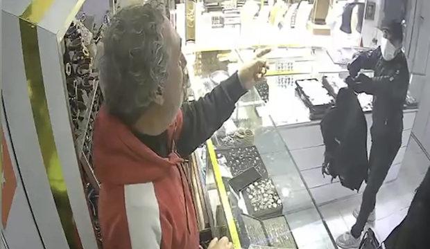 Bah&ccedil;elievler'de silahlı kuyumcu soygunu! Korku dolu anlar kamerada