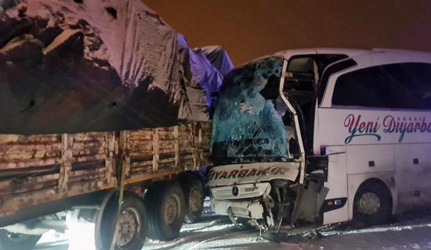 Bing&ouml;l'de yolcu otob&uuml;s&uuml; tıra &ccedil;arptı: 3 yaralı