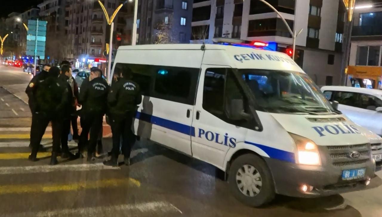 Aksaray'da bıçaklı saldırıda yaralanan gence ilk müdahaleyi polis ekipleri yaptı.