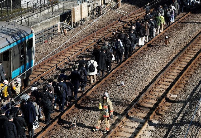 Japonya'nın başkenti Tokyo'daki tren hatlarında meydana gelen elektrik kesintisi, seferlerde saatler süren aksamalara yol açtı. Binlerce yolcu, trenlerde ve istasyonlarda mahsur kaldı.