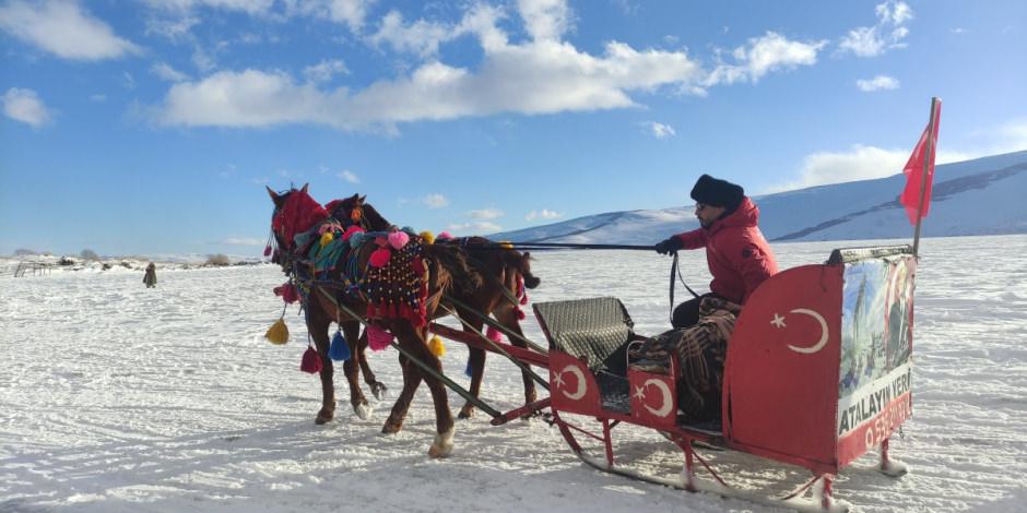 &Ccedil;ıldır G&ouml;l&uuml; buz tuttu! Atlı kızakla keşfettiler