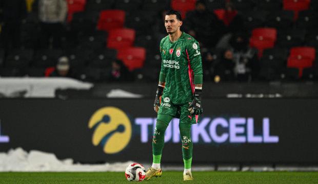 Derbide yedek kalan Uğurcan &Ccedil;akır, Okan Buruk ile &ouml;zel g&ouml;r&uuml;şt&uuml;