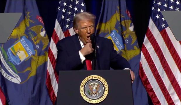 Donald Trump eski ABD Başkanı Biden'ın taklidini yaptı