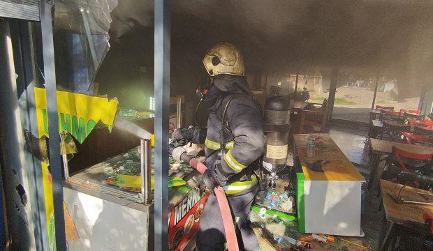 Elinde satırla kendini iş yerine kilitleyen pideci yangın &ccedil;ıkardı