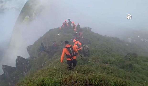 Endonezya'da 11 kişiyi taşıyan u&ccedil;ak sırra kadem basmıştı...Enkazı bulundu!