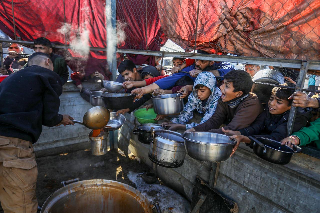 İsrail'in Gazze Şeridi'ne sınırlı sayıda insani yardım girişine vermesi nedeniyle kentteki gıda krizi devam ediyor
