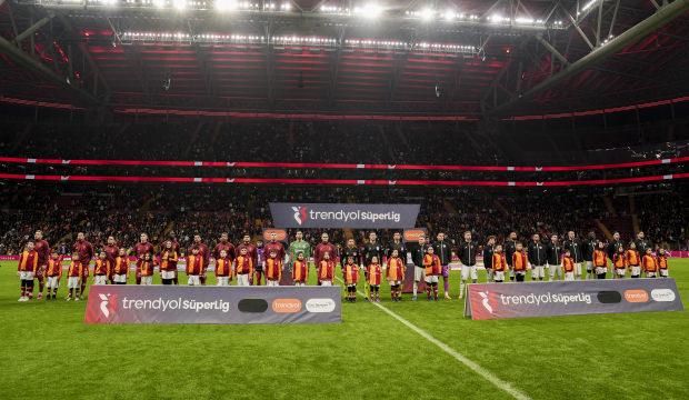 Galatasaraylı taraftarlar ayaklandı! Ma&ccedil; esnasında 'Y&ouml;netim istifa' sesleri
