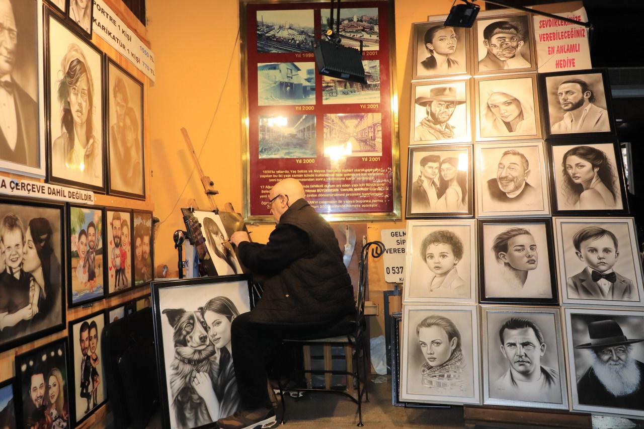 Ressam Yeşil, yıllardır aynı heyecan ile tuvalinin başına geçiyor.