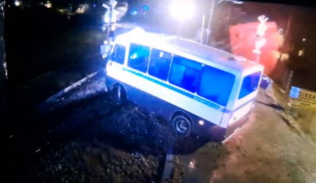 Tren rayda kalan dolmuşa &ccedil;arptı, s&uuml;r&uuml;c&uuml; saniyelerle kurtuldu